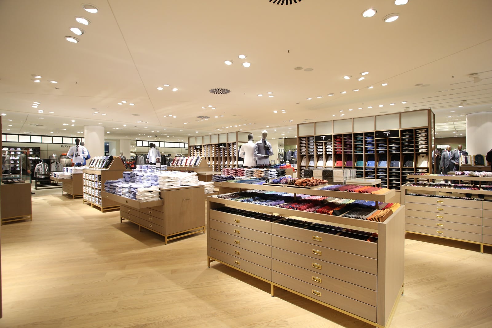 Körling_Interiors_Storefitting_Breuninger_Duesseldorf0012 (1) Breuninger Düsseldorf Ladenbau Herrenmode Krawatten & Anzüge