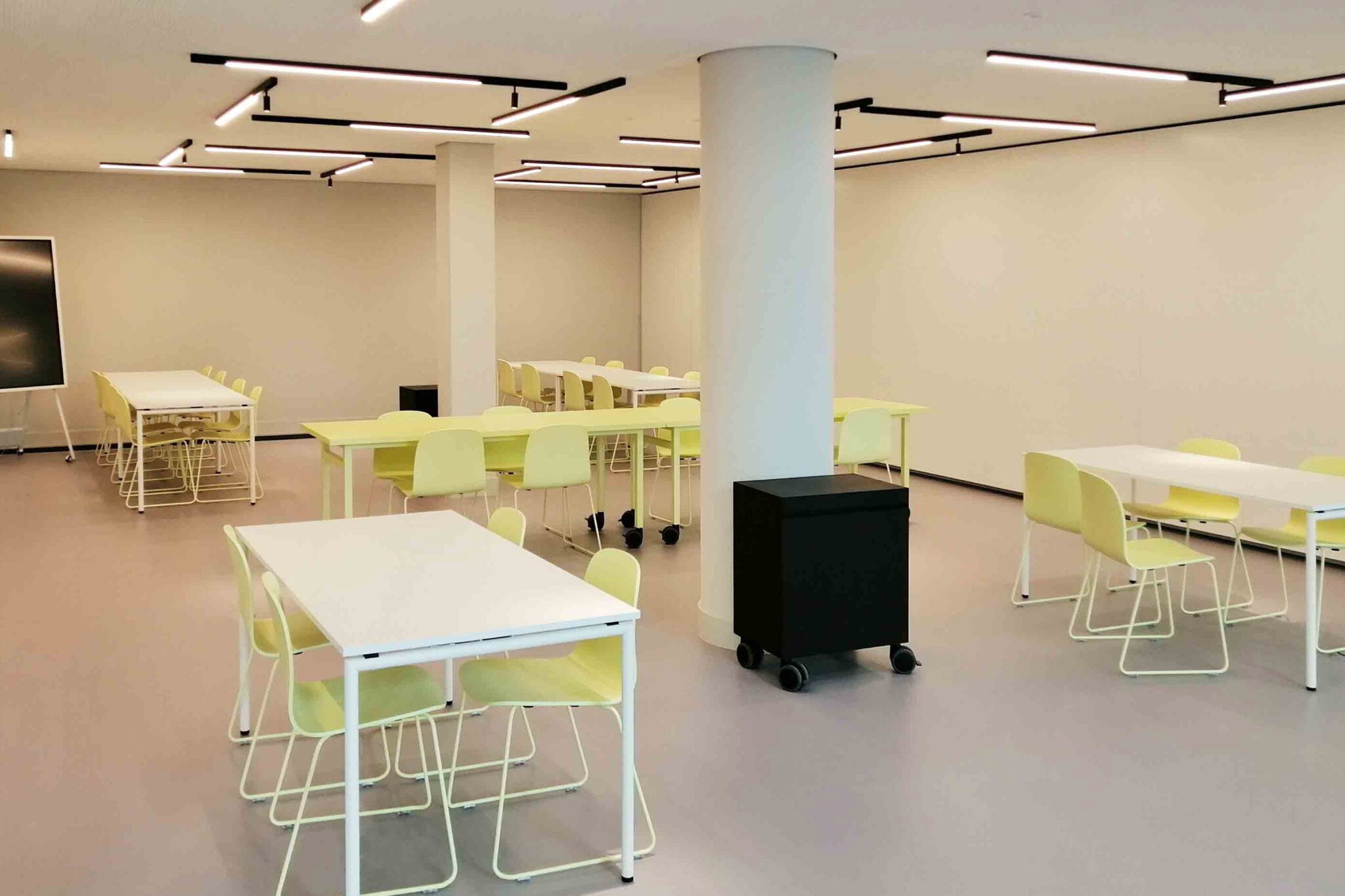 Objekteinrichtung Humboldt-Forum - Tische mit Stühlen