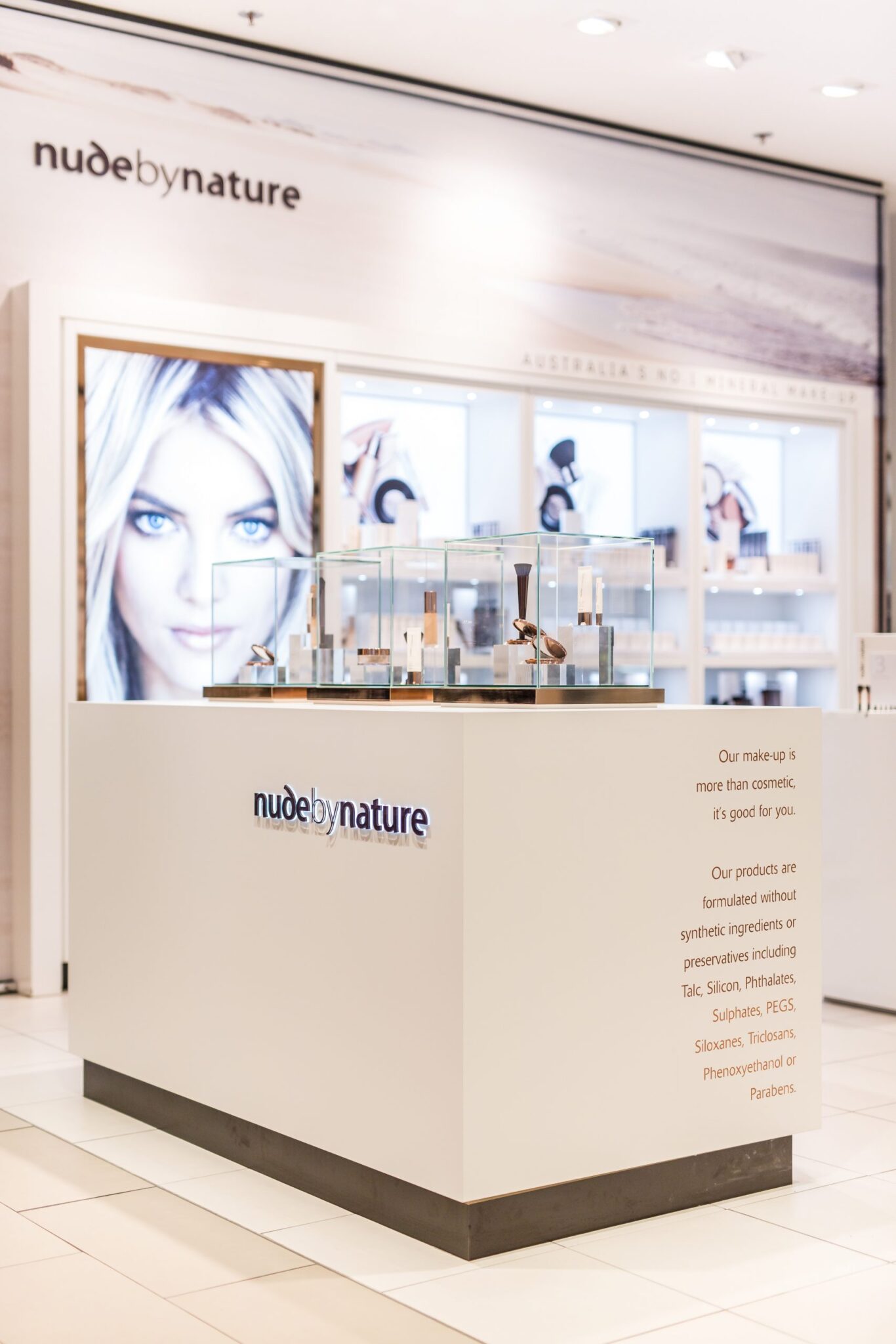 Körling Interiors Storefitting Luxury nude by nature Vitrinen