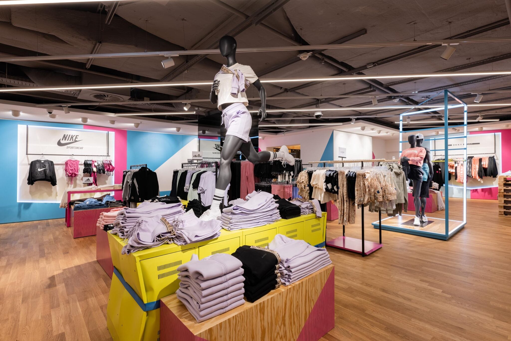 Peek & Cloppenburg - Filiale Wien - Sportabteilung 2