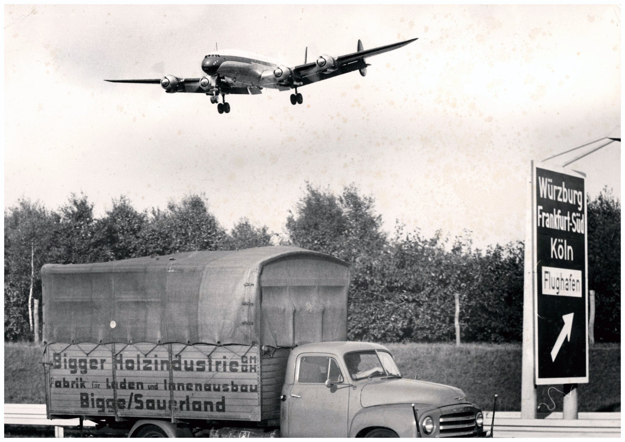 Fuhrpark Koerling Interiors - LKW mit Flugzeug