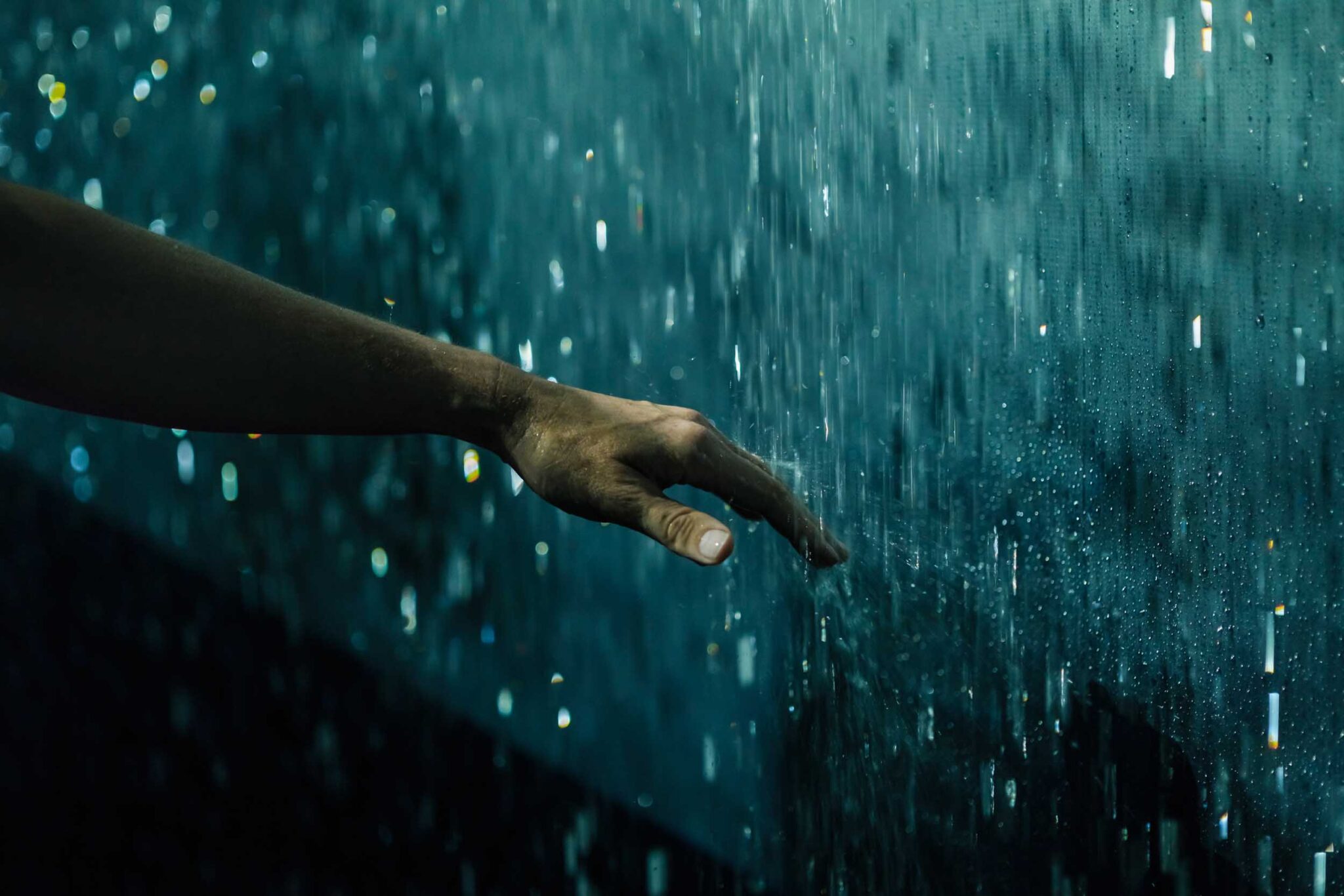 Museumsbau Klimaerlebniswelt Oerlinghausen - Hand im Regen