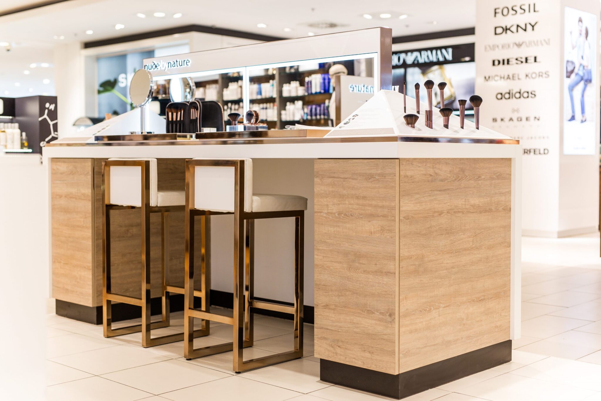 Körling Interiors Storefitting Luxury nude by nature Schminkstation