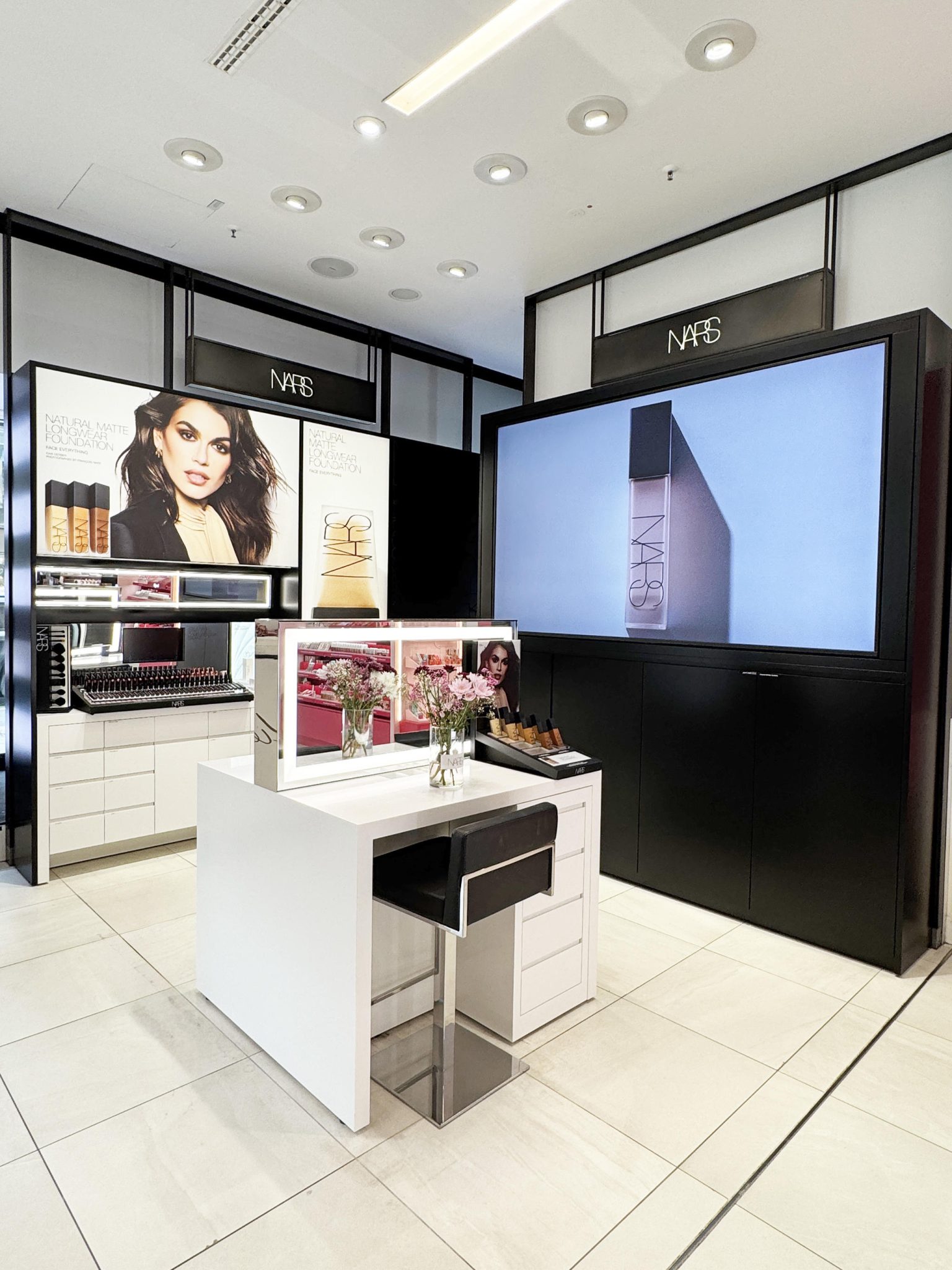 NARS Shop-in-Shop inkl. Schminktisch bei GALERIA Düsseldorf - Körling Interiors