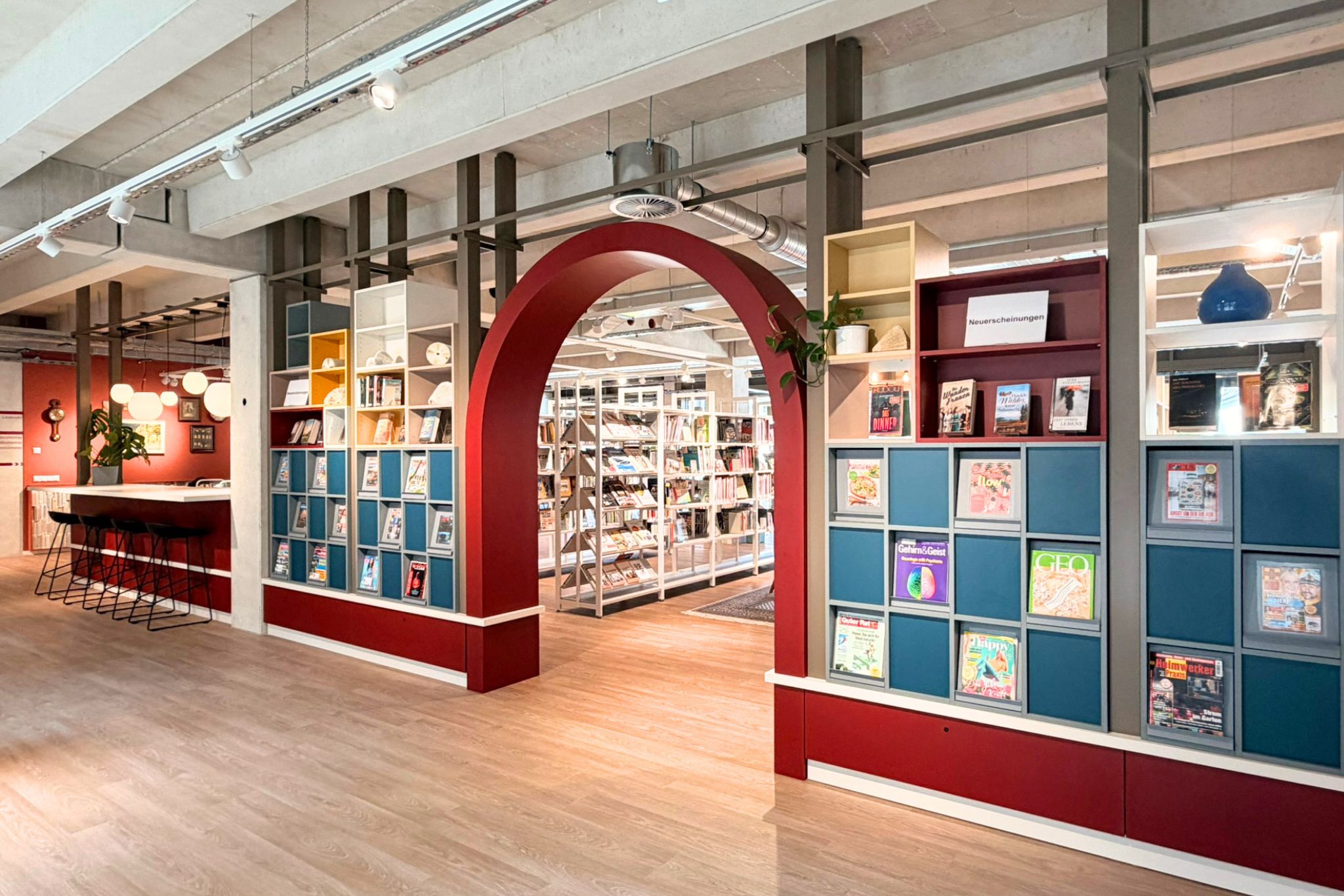 Innenausbau auf Maß Körling Interiors - Stadtbücherei Menden - Tresen und Trennwand Vorderseite (2)