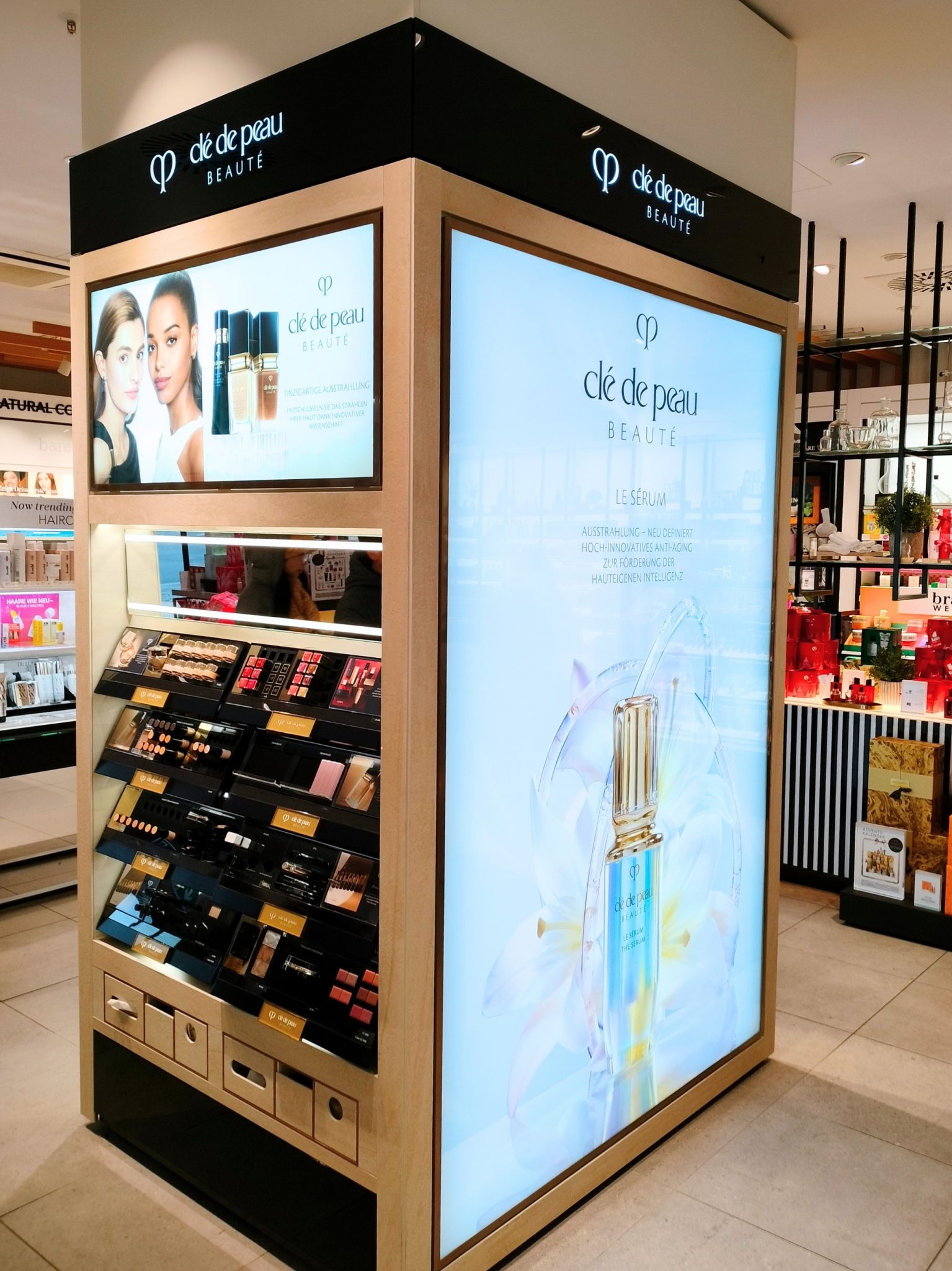clé de peau Skincare & MakeUp - Säule im Douglas Berlin