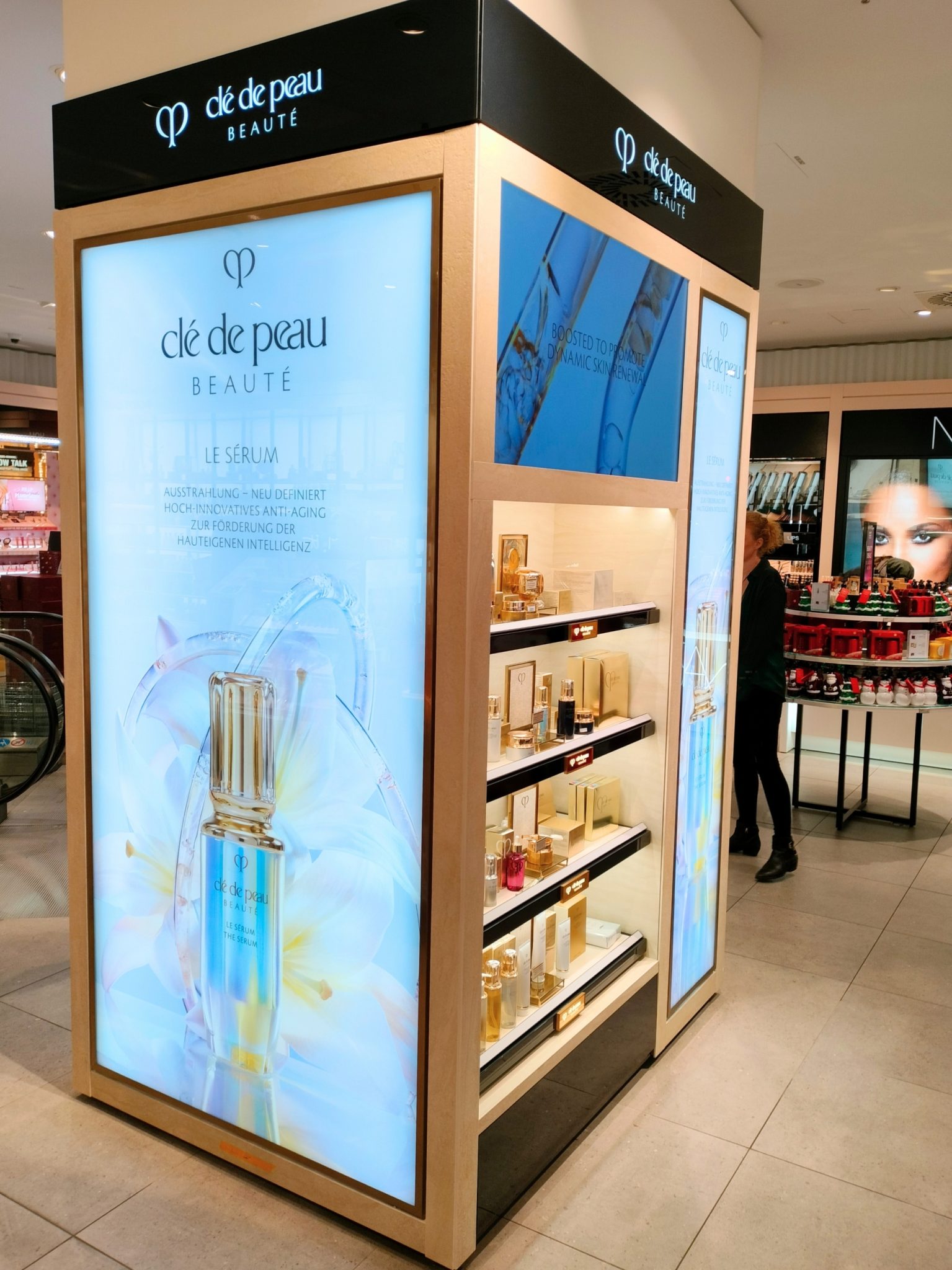 clé de peau Skincare & MakeUp - Säule im Douglas Berlin 2