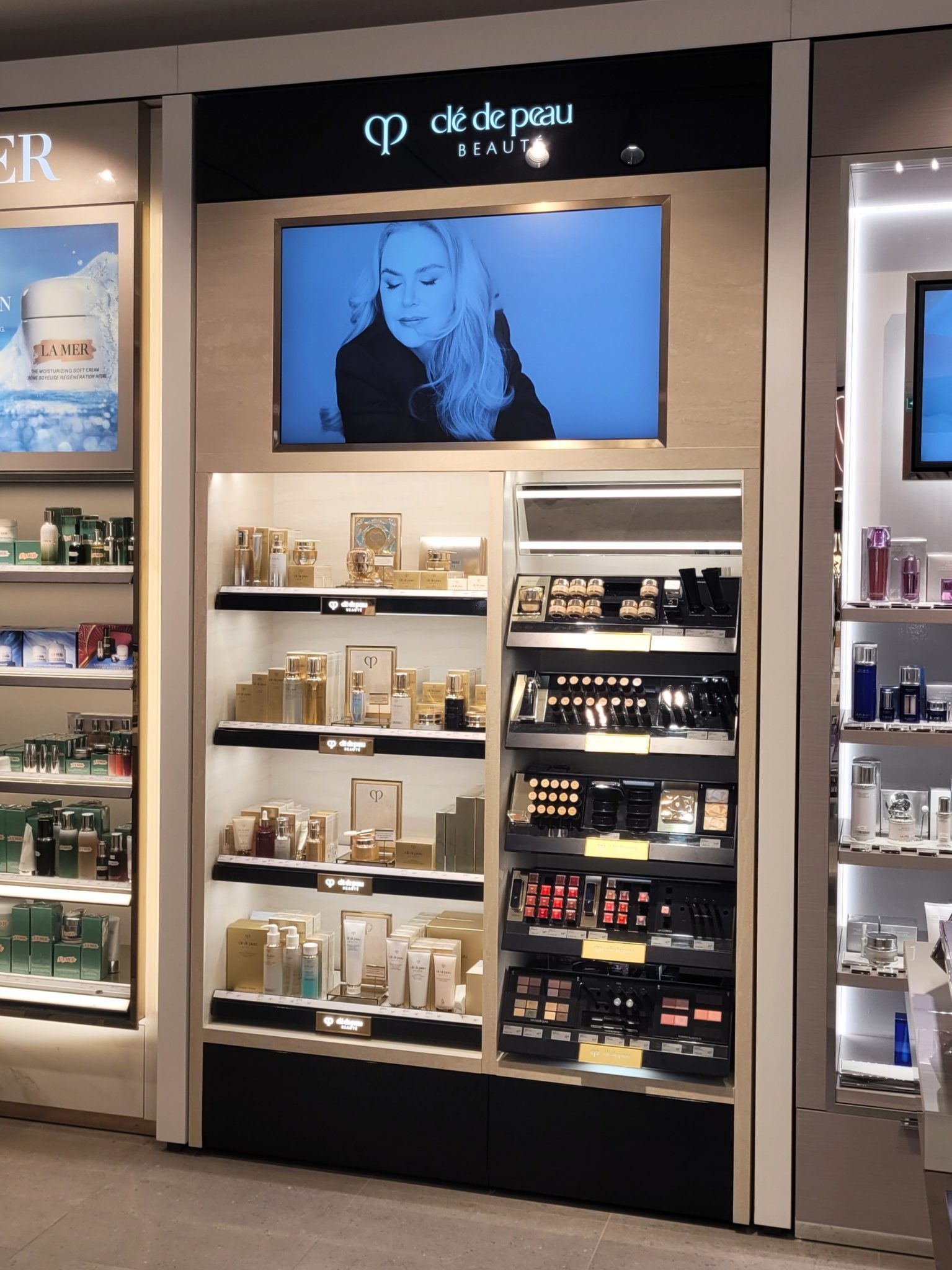 clé de peau Skincare & MakeUp - Rückwand im Douglas Freiburg